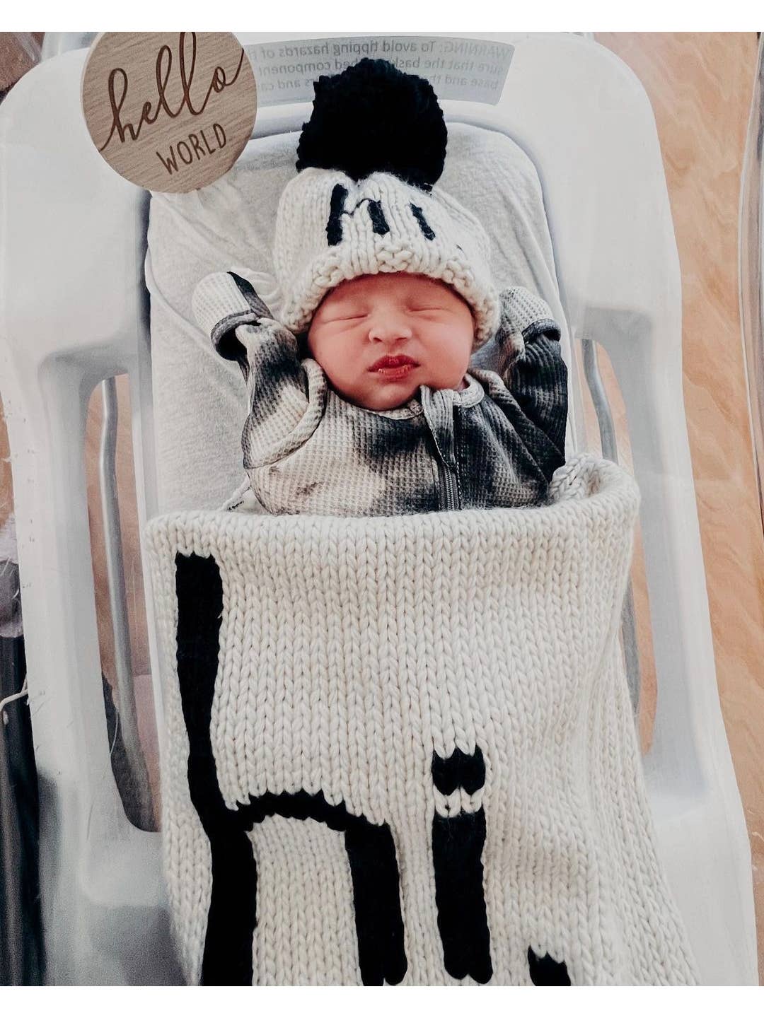 "hi" Hand Knit Blanket Black