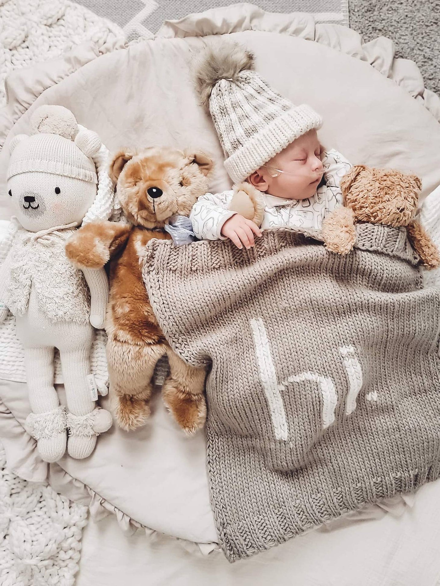 "hi" Hand Knit Blanket Pebble